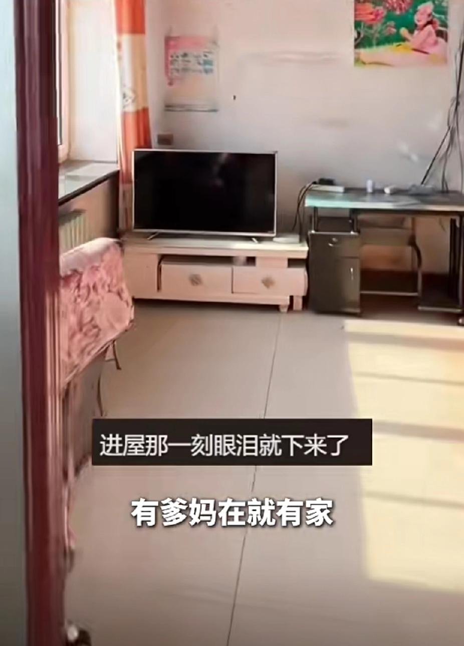 “爸妈，我回来了。”男子跨越两千公里，轻轻推开许久没有打开的铁门，只为看一眼自己