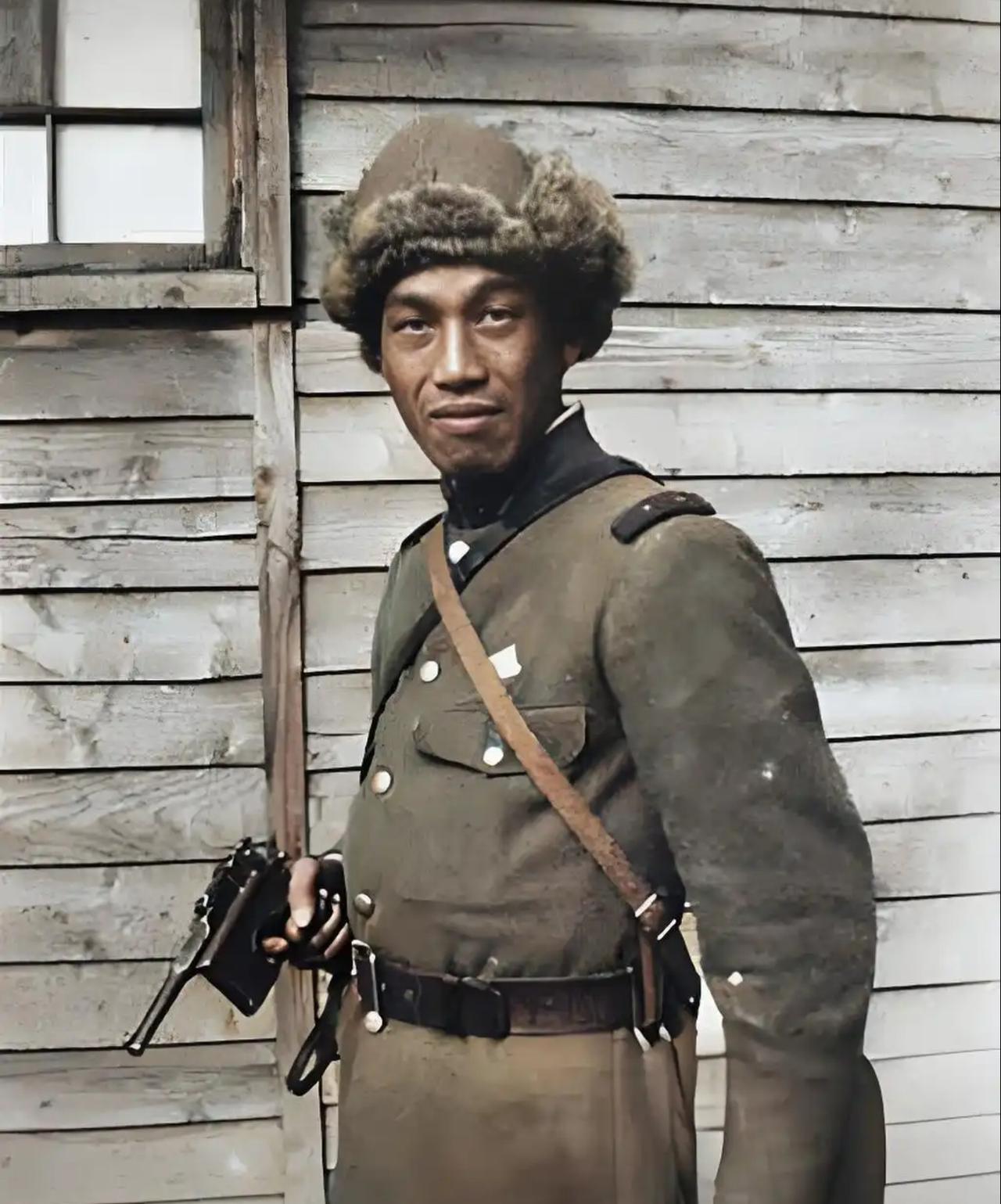 这张照片拍摄于抗战时期的中国东北（伪满洲国），木质房屋、棉帽是东北冬季的典型特征