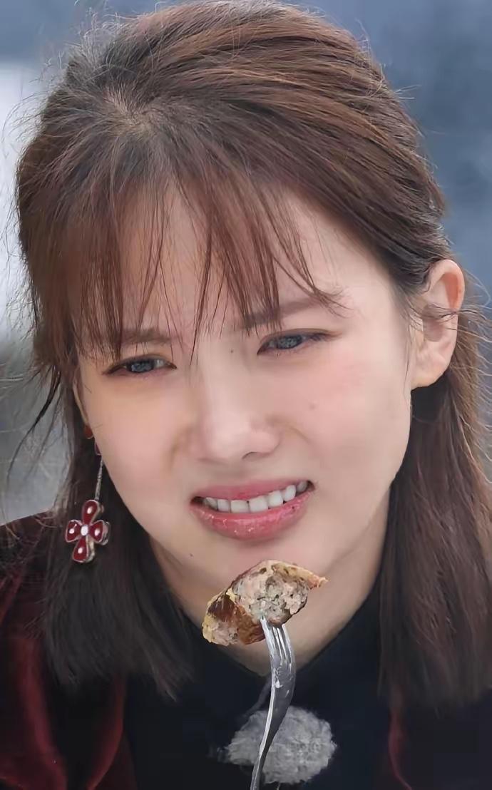 在娱乐圈工作的闺蜜听说了金晨的事后，居然鼓掌大笑说：这个人终于塌房了！她说：就没