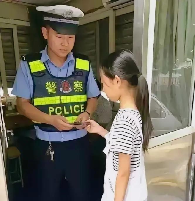 看哭！南京小学生拾金不昧，忍脚疼等40分钟，一双旧鞋让人心疼不已看到这一幕