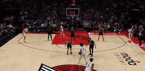 大家看杨瀚森的这个投篮哈，标准的二段式投篮，投篮前有个很漂亮的转身小跳步。这种脚