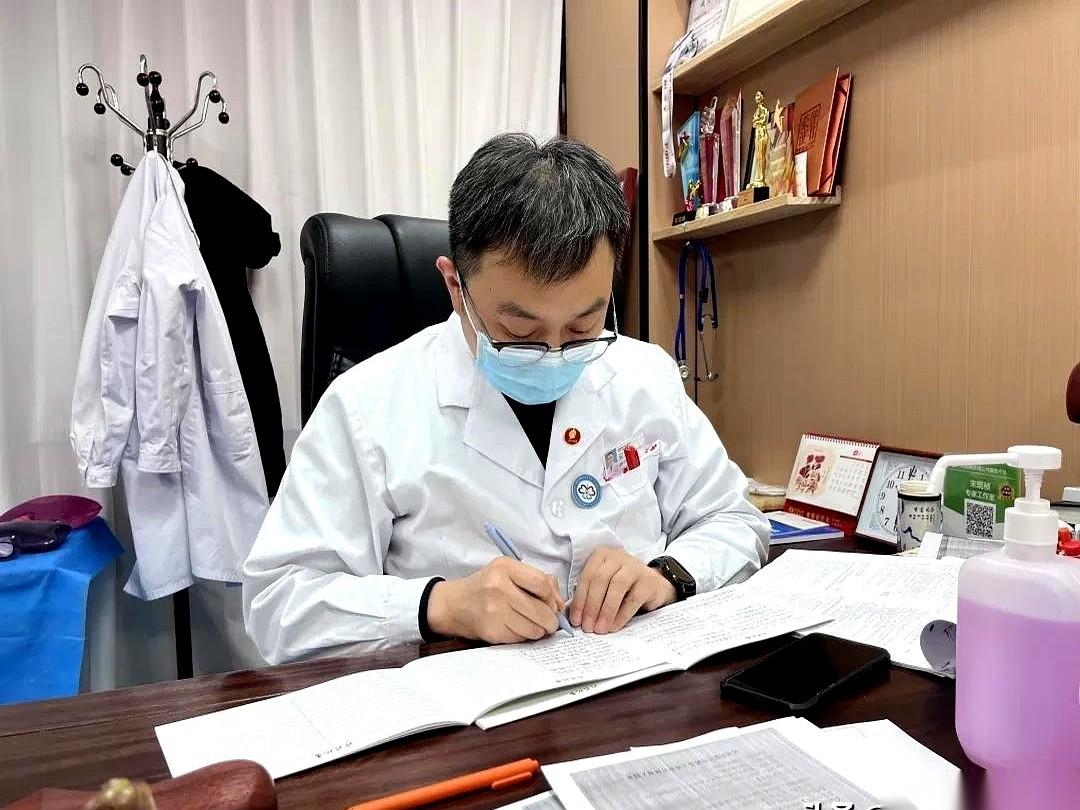 “乙肝病史快50年，85岁，身体还硬朗？”医院走廊里，刚被医生确诊的男人，腿一