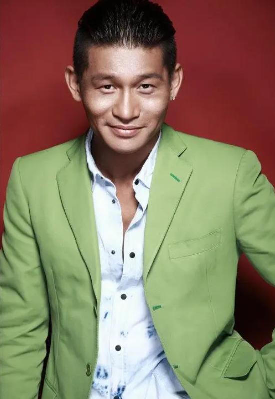 有一次，张艺谋问余皑磊：“有个男三号，演不演？”他接了，结果没火。不久，张艺谋又