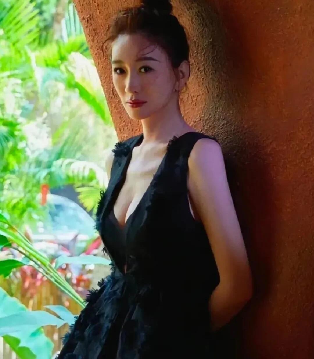 她到底是怎么做到，脸瘦但身材又性感，而且皮肤也白，不过她给人的感觉是有一点苦相，