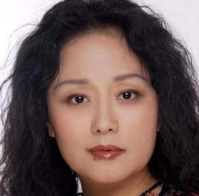 1979年，饰演潘金莲的廖学秋因为拍戏，和老公分别了六个月，她归心似箭，往家赶，