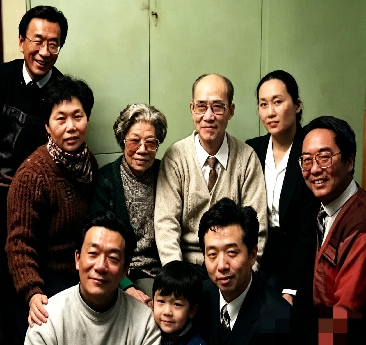 翻出一张侯宝林的老全家福。侯耀华、侯耀文哥俩都在里头，一大家子挤得满满当当。台上