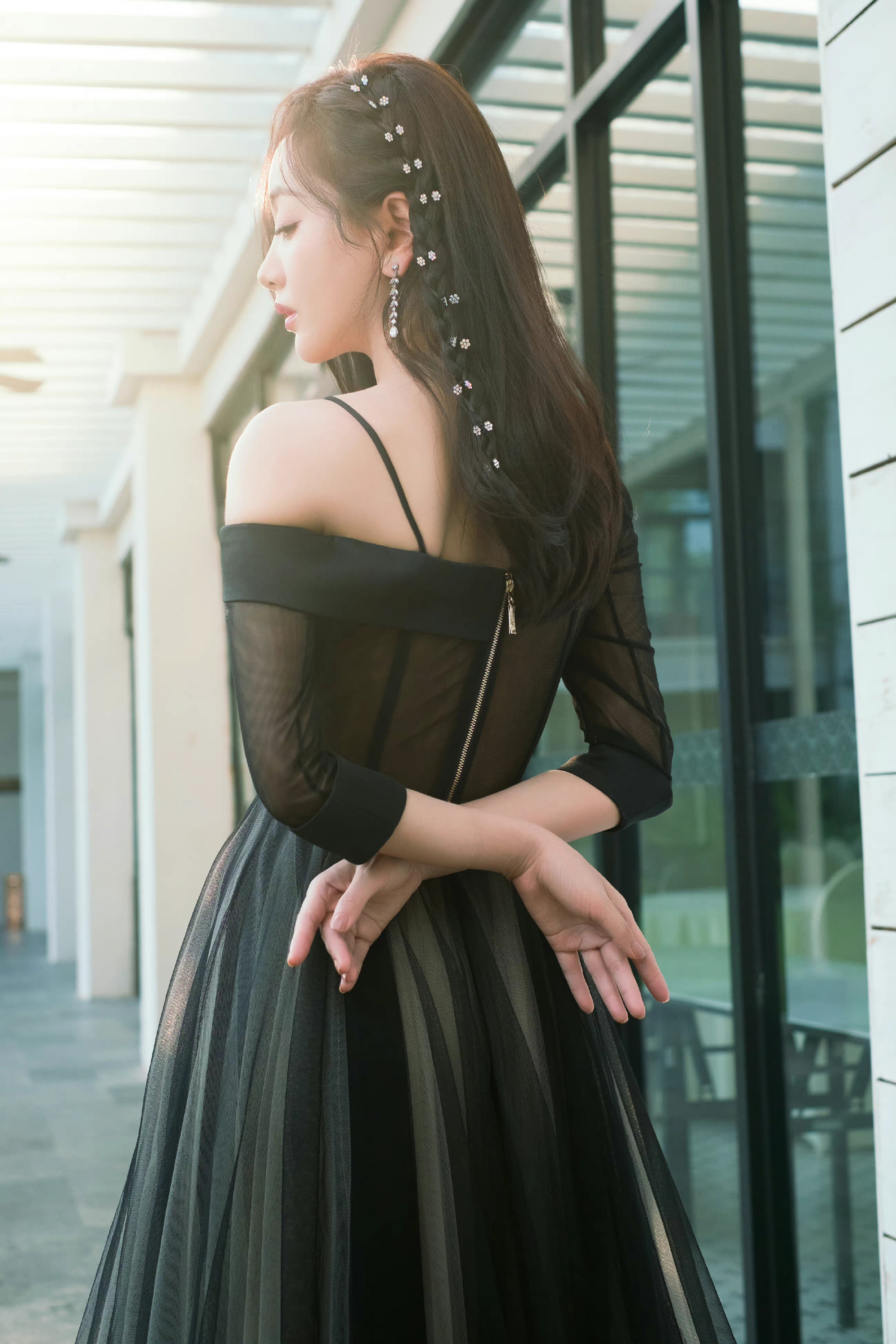 杨蓉，一袭吊带黑纱裙，自信从容的女生格调。杨蓉