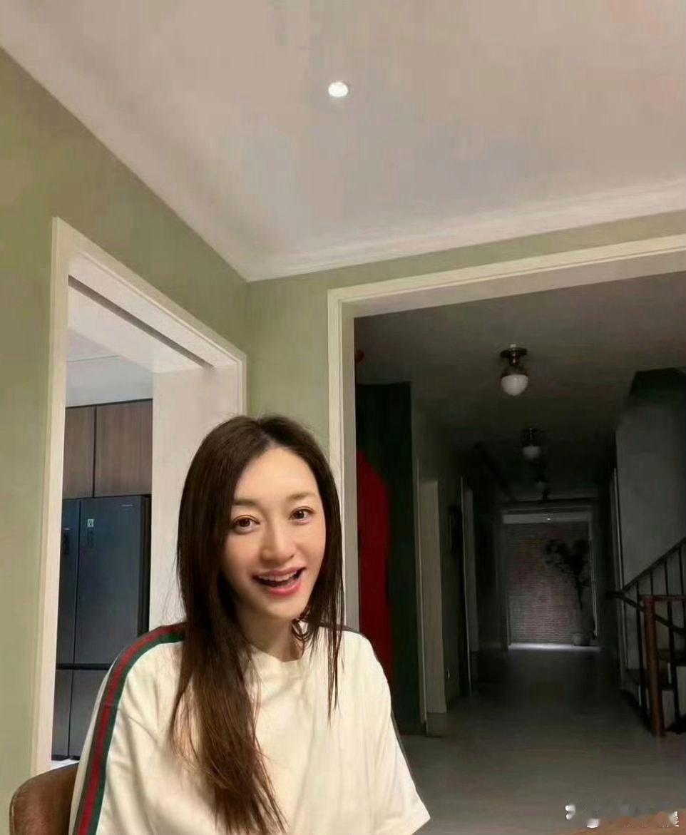 李小冉首度晒出自家豪宅，引人感慨：再轰轰烈烈的感情，最终归宿不过是烟火日常，三餐