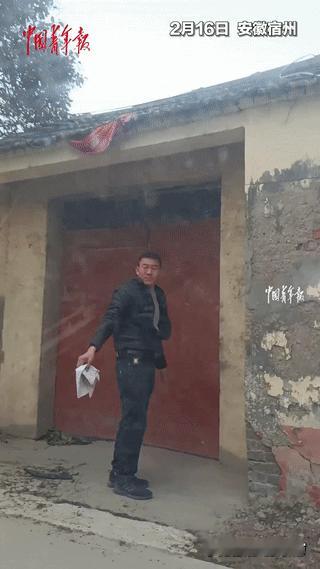 安徽，一女子过年返乡，正好遇到邻居大哥在帮忙给自己家贴春联，看的大哥愣了一下。原