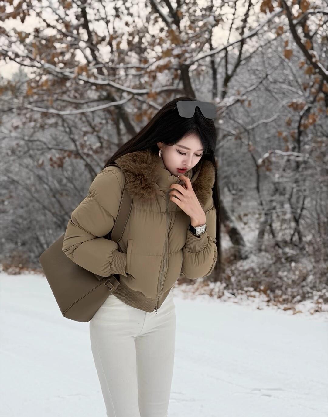 冬日暖阳下，时尚御姐的雪地漫步