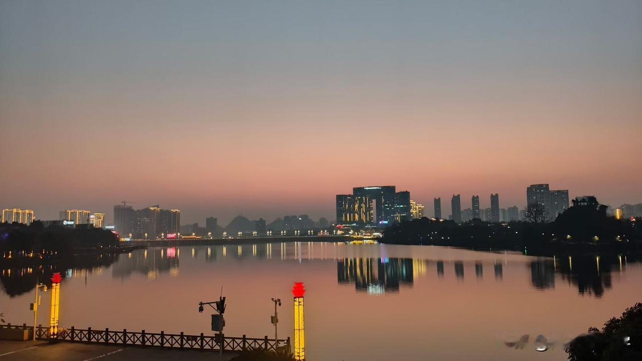 体制内中年人的幸福，藏在“被放过”里。见过太多四十岁上下的朋友，还在纠结“要不