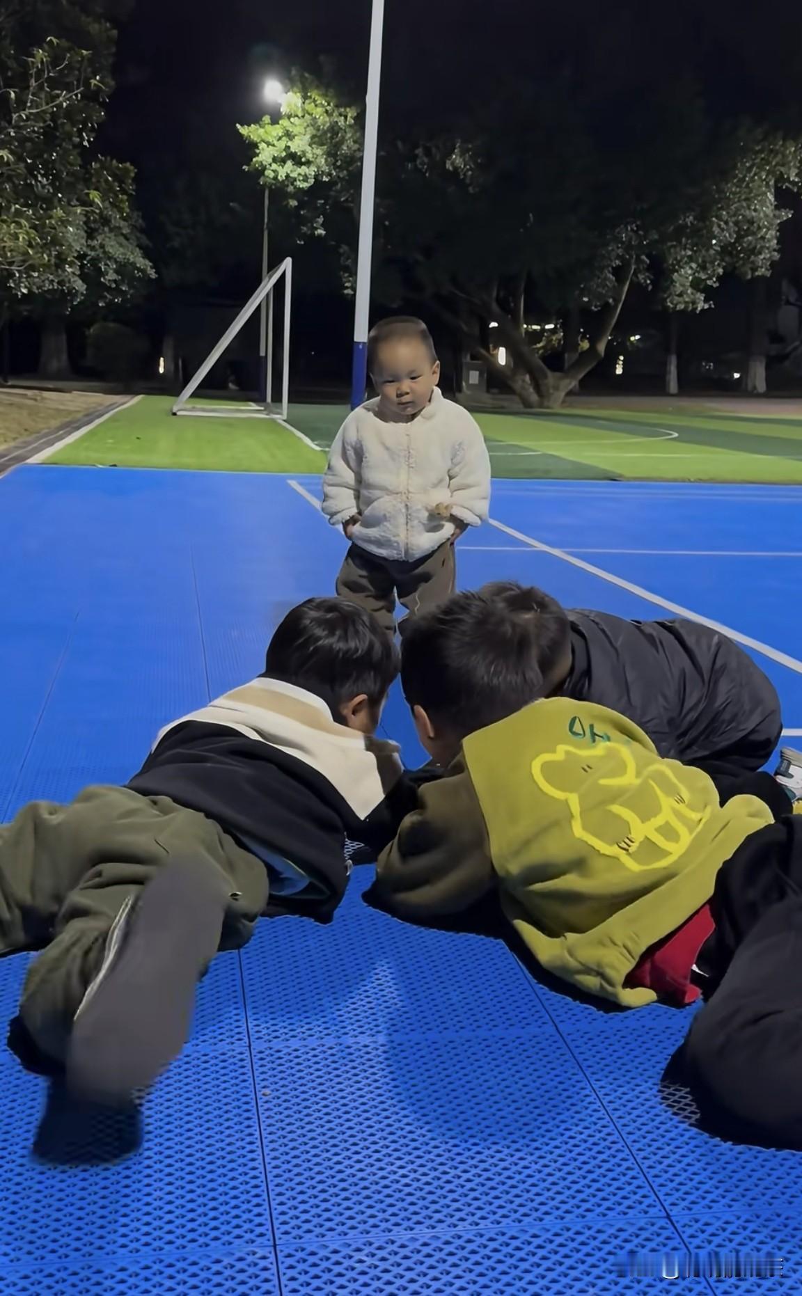 只要自己不尴尬，别人就看不出你尴尬，就没有凑不上的热闹！