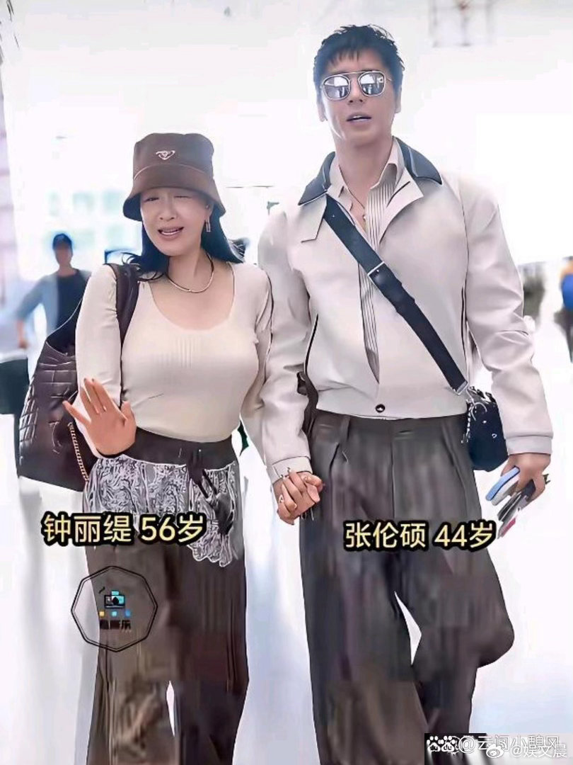 网友机场拍到钟丽缇夫妇，56岁钟丽缇大方出行，一旁的张伦硕腰板笔直，精气神十足。