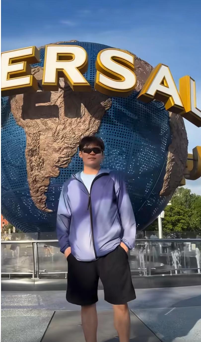 林诗栋更新，到北京环球影城游玩放松😎啦！伦敦世乒赛结束后，国乒队员们都有一