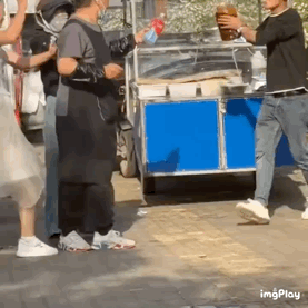 两摊贩吵架一方气不过拿内裤套另一方头上