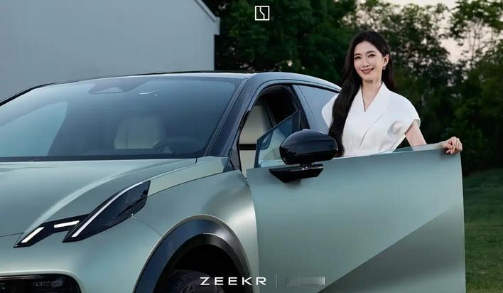 日前，新款极氪X官图发布，设计方面延续了现款车型，采用了全新的哑光车漆，内饰设计