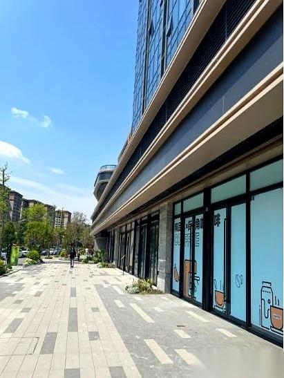 一个当年450万买来的铺子，今天我叔出到190万，他死活不卖。说底线是195万