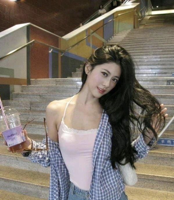 元气少女在楼梯间，手捧奶茶笑靥如花😊