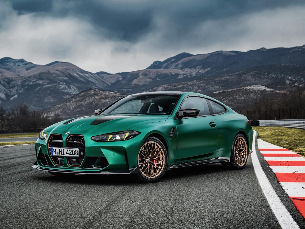 宝马M4底盘代号G82，是宝马集团旗下的M部门，基于普通的宝马自己轿跑...