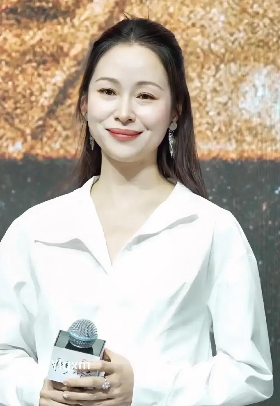 江一燕最近几张活动生图被疯传，42岁素颜状态直接冲上热搜。照片里她眼角细纹明显