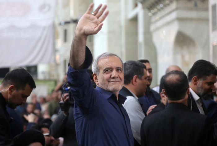 佩泽希齐扬是“内奸”？开战五天后，佩泽希齐扬当众打了所有怀疑人的脸。他下令启动全