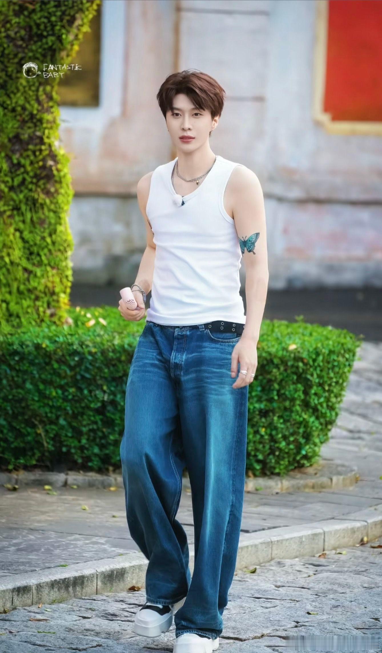 范丞丞 不经意的瞬间最动人，自然舒展，气场全开。不管是安静还是灵动，都藏着独一