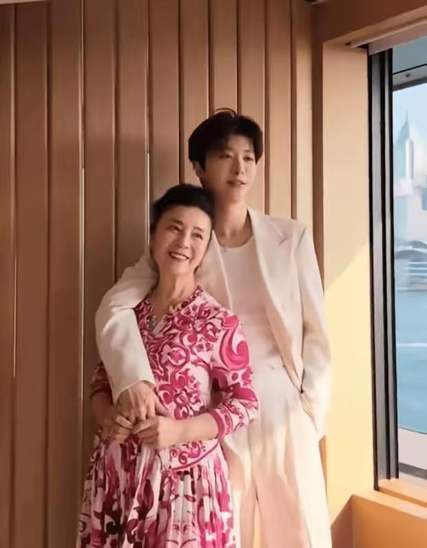 5月3日，范丞丞妈妈冲上热搜不是因为沾儿子范丞丞的光也不是因为别人纯粹是