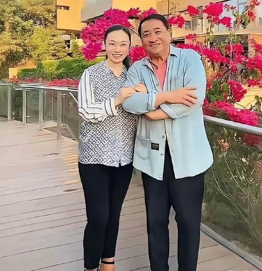 姜昆跟46岁的女儿姜珊在豪宅里拍了一组照片，姜珊至今未婚，这么大的家业，没人继承