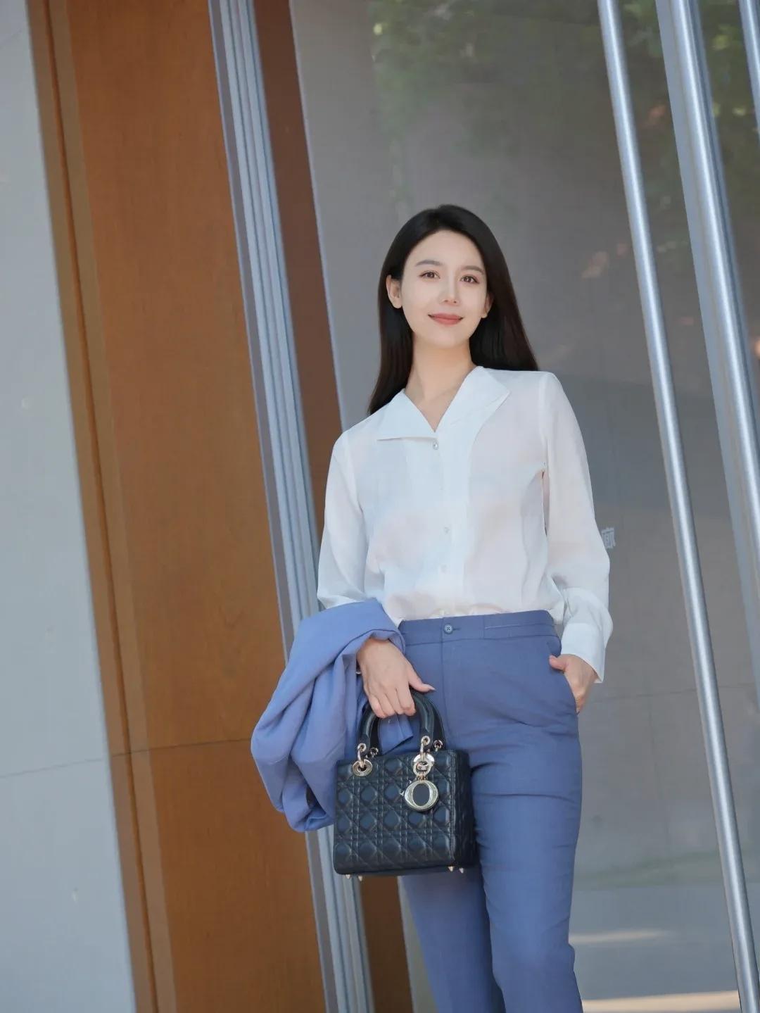 女生怎么穿搭会看上去很优雅白色的衬衫，搭配蓝色的职场套装，优雅知性气质十足