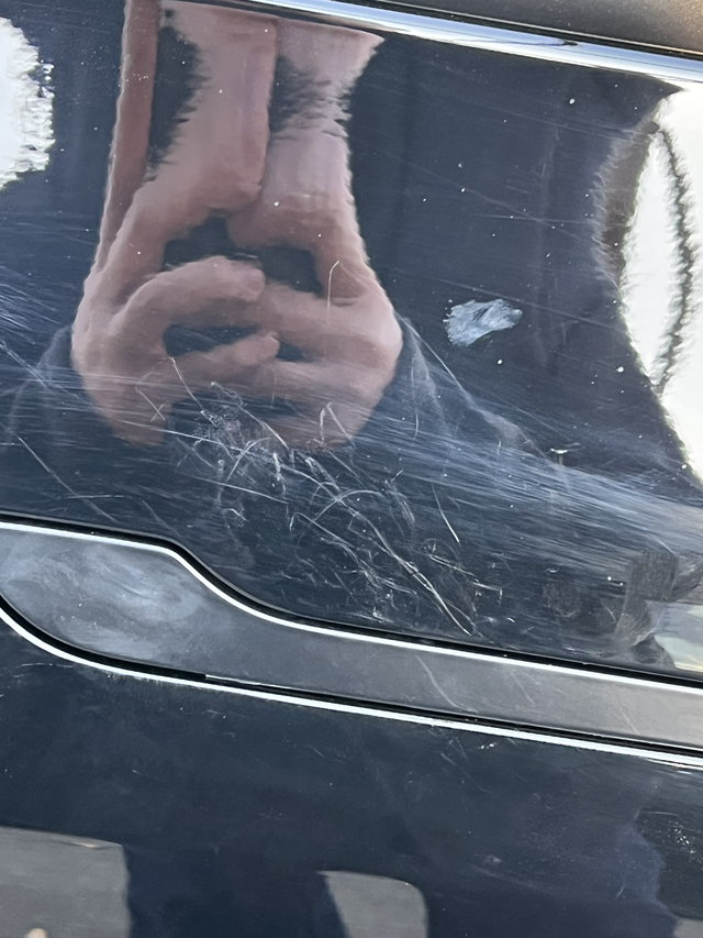 特斯拉者车漆也太软了四个门都有也没刮蹭就开门的时候得磨损，估计指甲划的