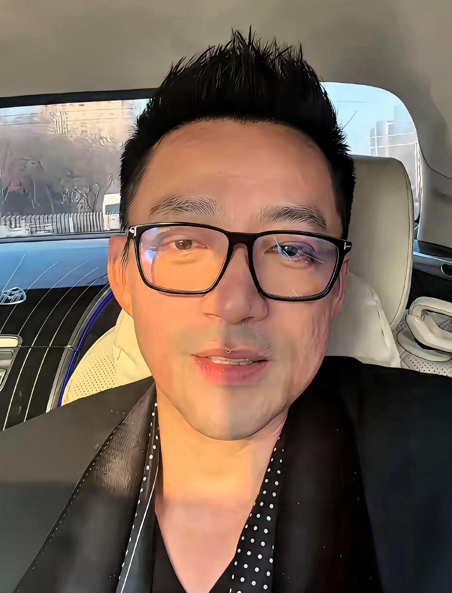 儿子闹母亲伤,家事出格谁能懂好多人看着明星家里的事,觉得挺乱的,那些吵架