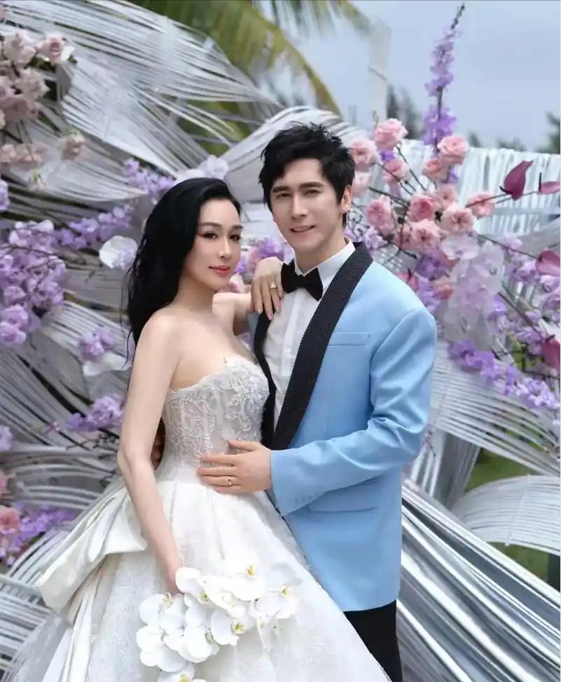 张伦硕是山东临沂人，独子，父亲民警，母亲主妇。他决定娶钟丽缇那天，家里电话打了