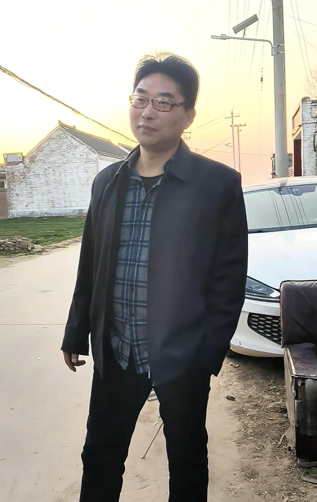 这事儿太有意思了，大衣哥用三室一厅和一辆奔驰，想给闺女换下半辈子的清净.