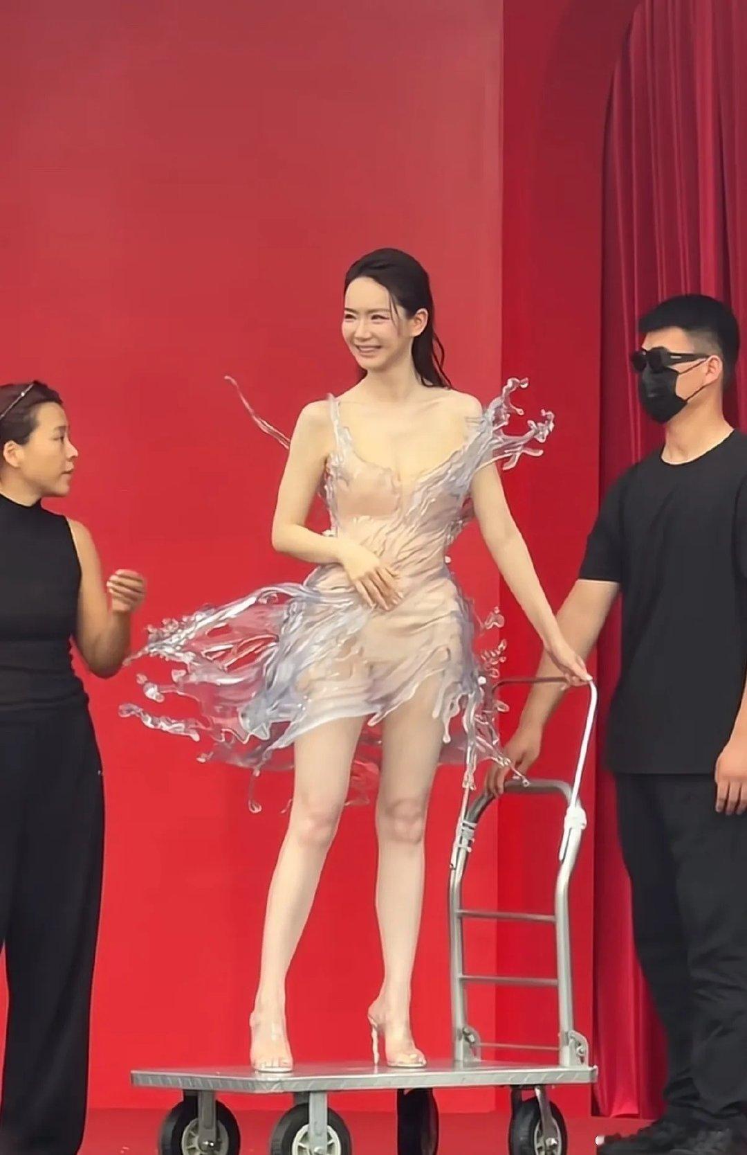 戚薇这套芭莎水花裙，大家能get到这种时尚吗？​