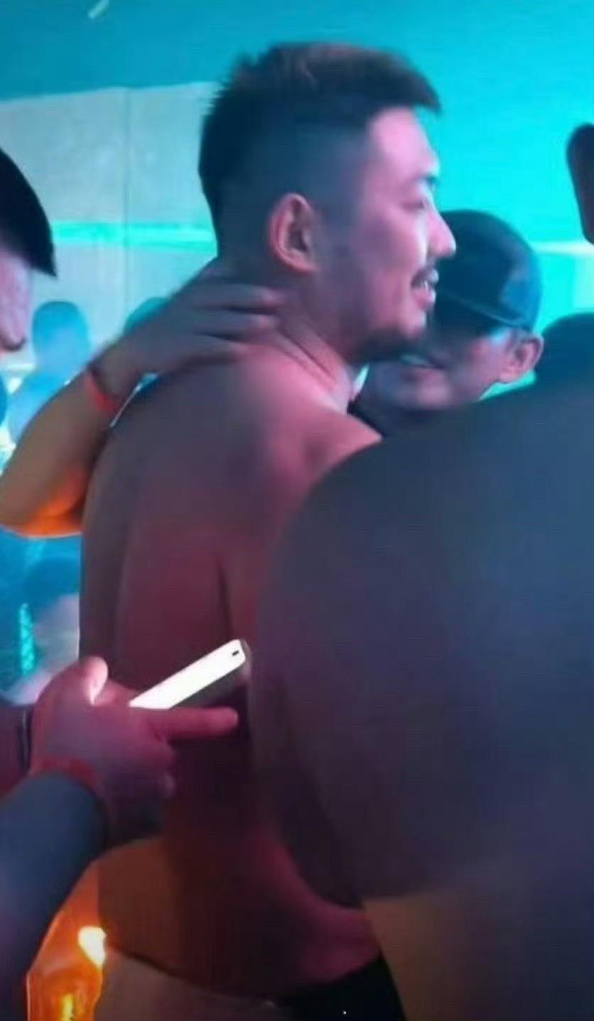 他之前不是有男朋友吗，现在怎么喜欢这个款了？刘亚仁上海