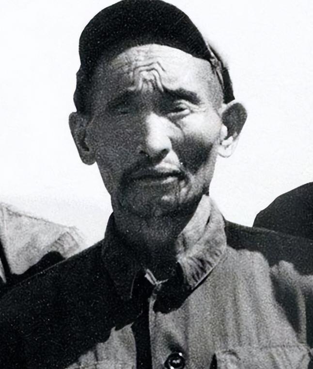 1952年，志愿军铁道兵三师师长黄振荣回国治病，闲着没事想给手下的光棍们说媒。他