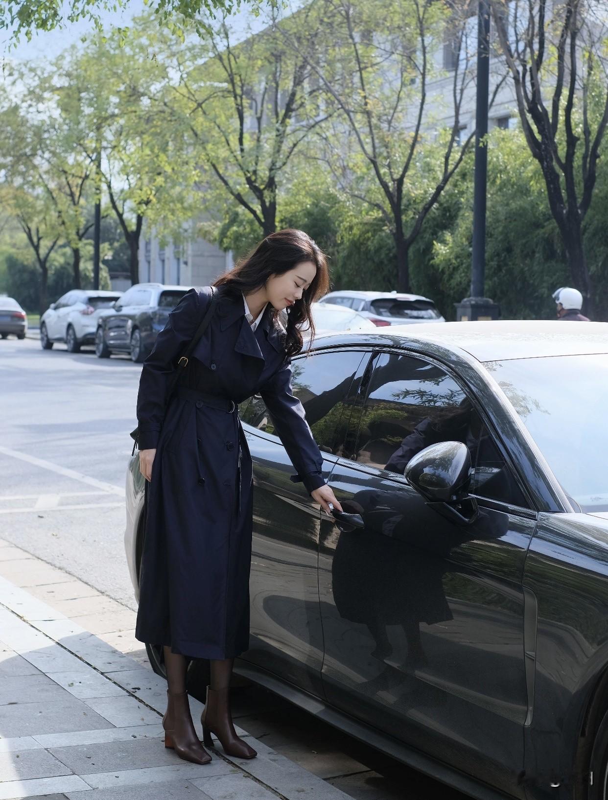 职业装该如何穿出时尚感注重剪裁，合身的剪裁能提升整体气质。