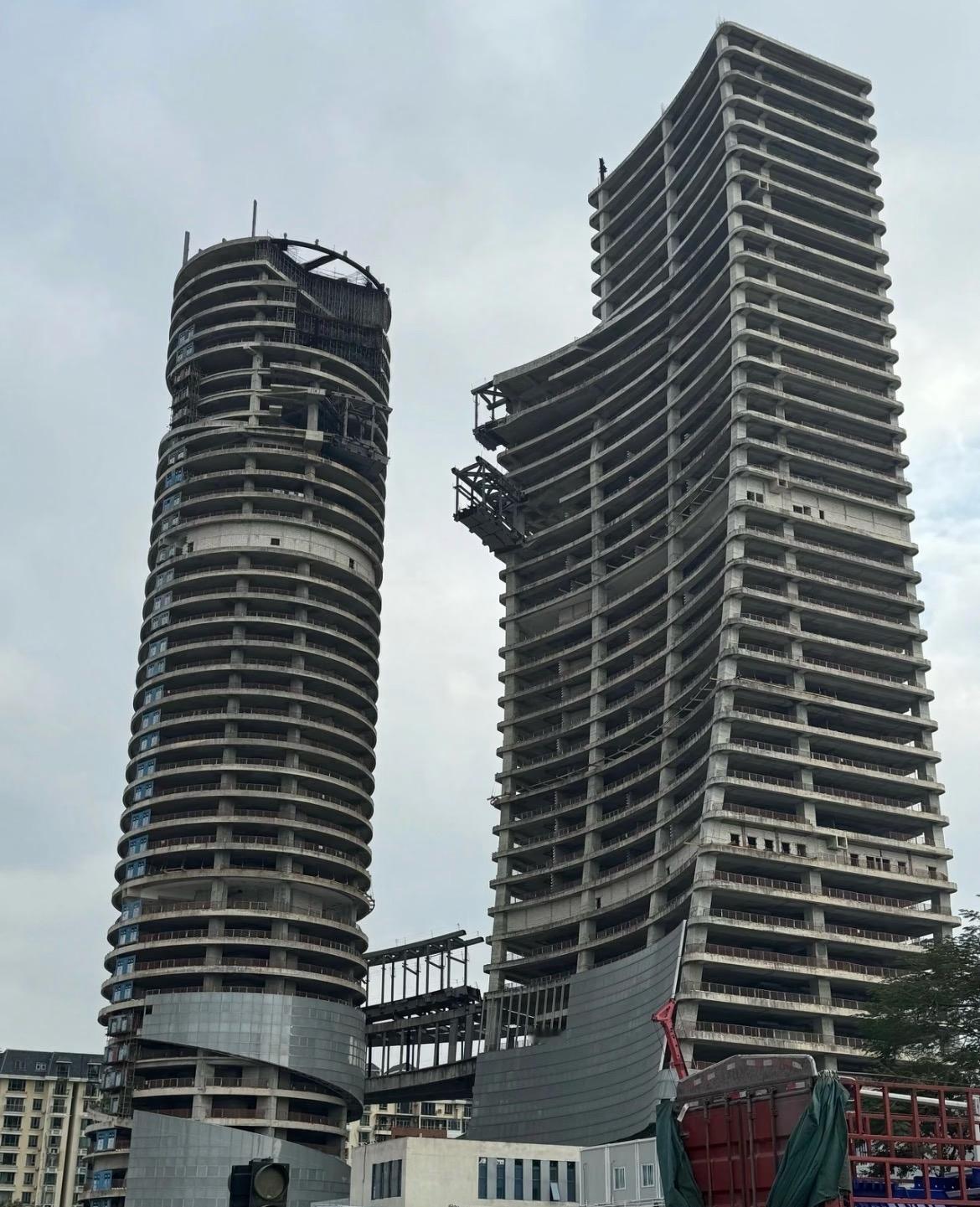 深超总碳云大厦烂尾了吗？我发现深超总的建筑就是个创意大赛～你看旁边的几栋楼：