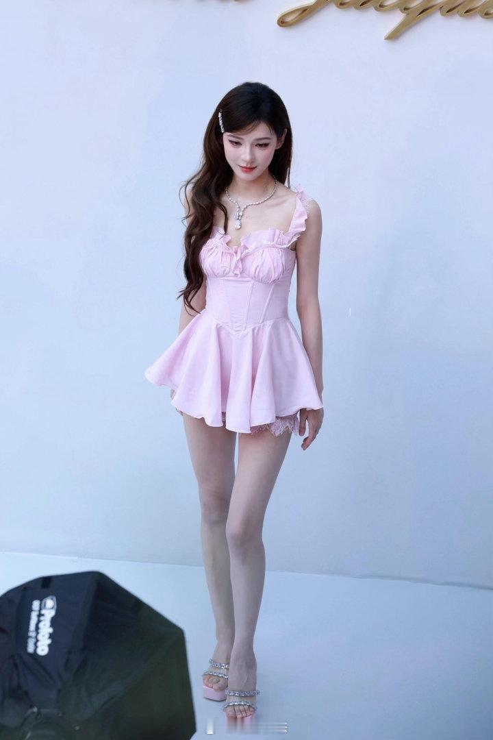 张予曦粉裙活动生图