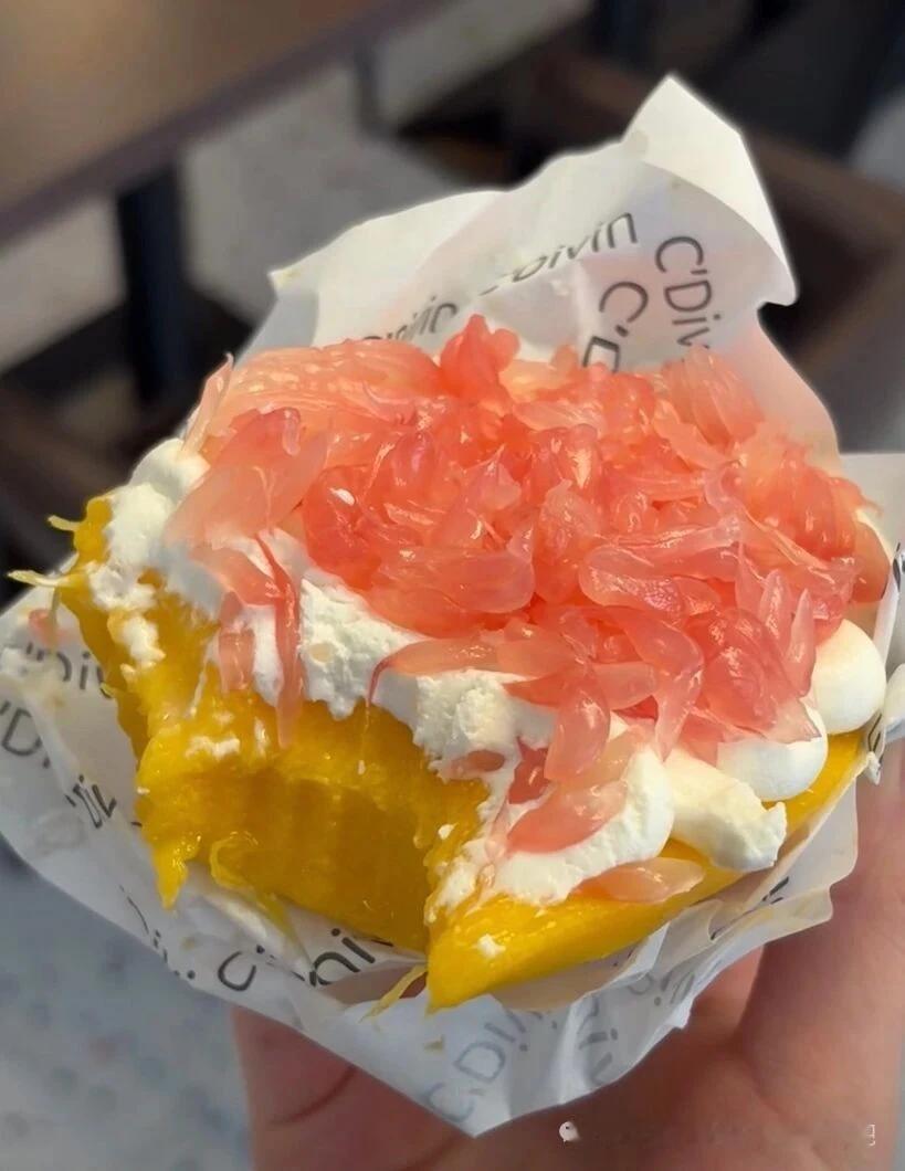 最近固体杨枝甘露火得一塌糊涂，话题阅读量破3亿，40元一份都供不应求。可谁能想到