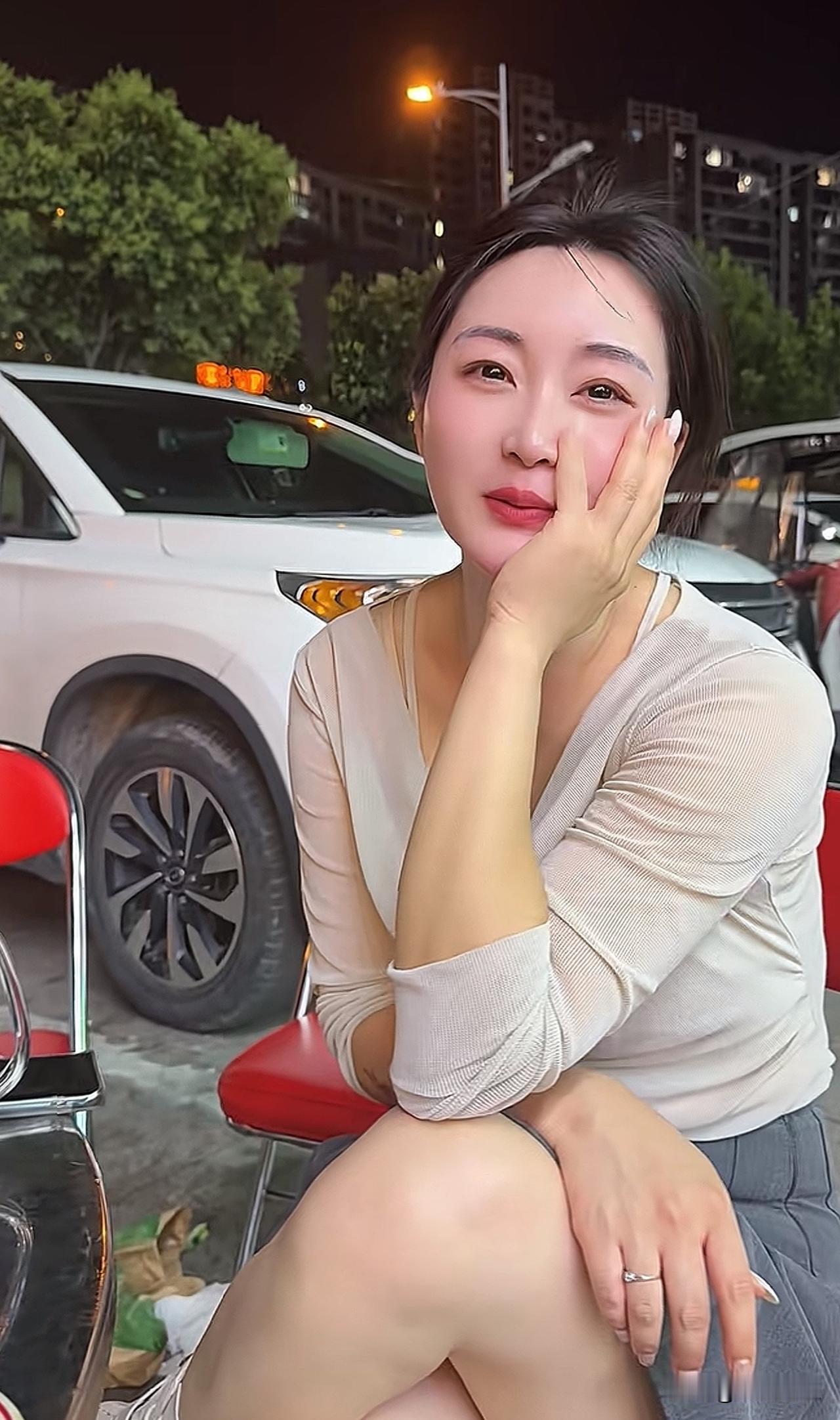 这个女人想喝旁边桌客人自带的酒，不好意思开口，咋办？闺蜜