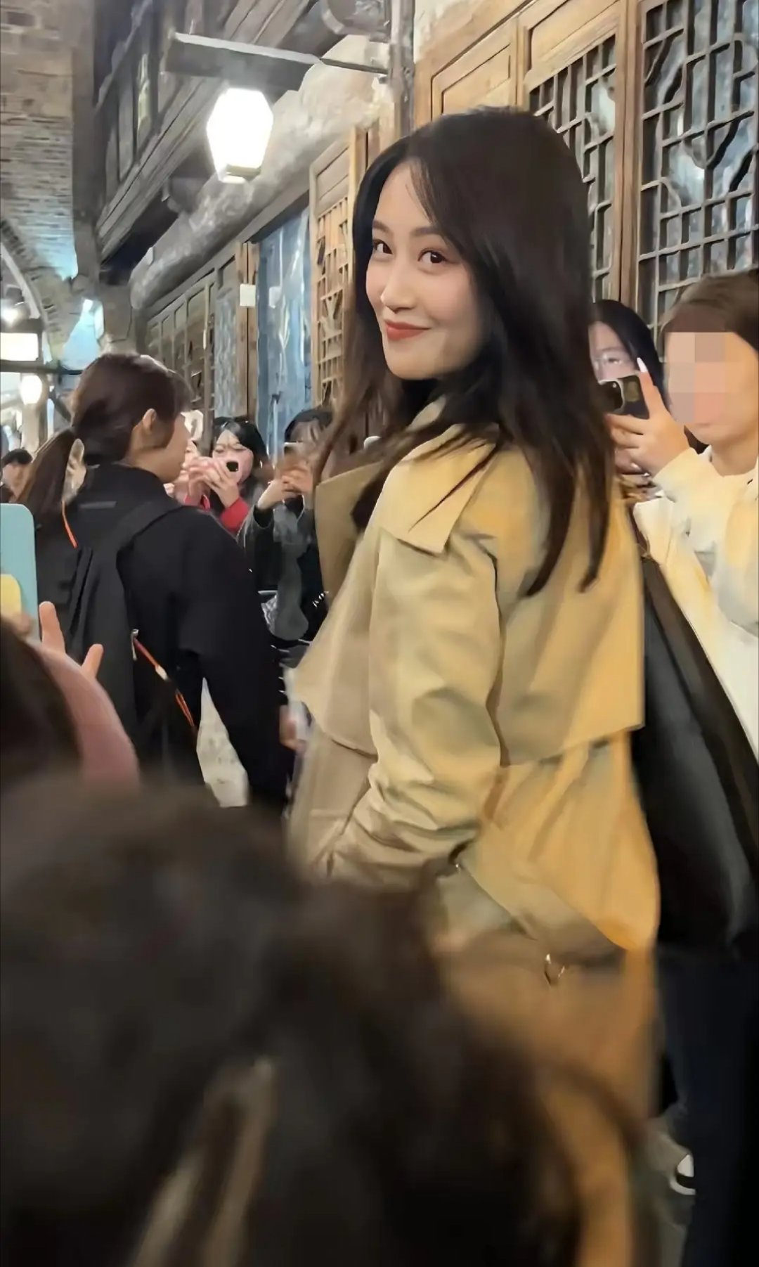 乌镇戏剧节偶遇蓝盈盈，她穿着风衣本人气质超绝状态满分，美得超亮眼……​​​