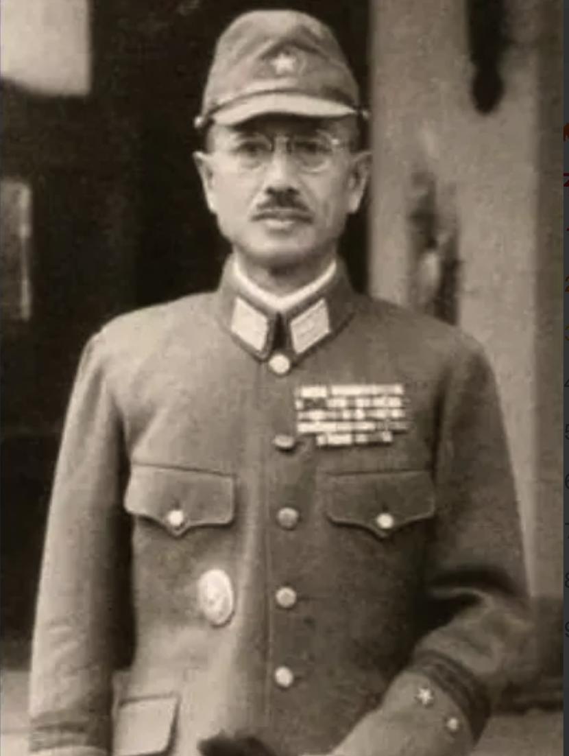1947年，一个日军中将，被迫跪在地上，随后，一名中国士兵举枪，对着他连开三枪，