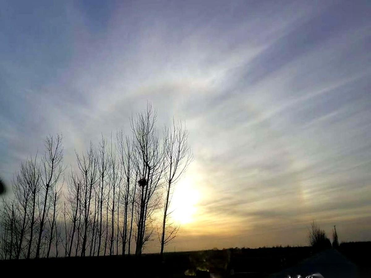 半夜收到一个两年没联系的突尼斯客户的消息，上来就问：你能救救我吗？我当时就愣了