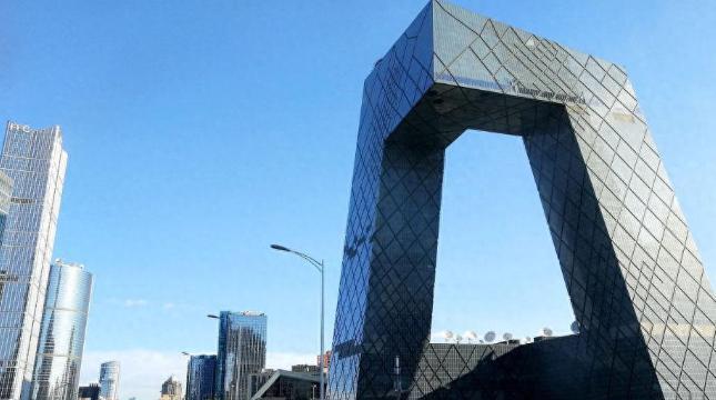 央视大楼，被俗称“大裤衩”，多年以后，央视大楼的洋人设计师“库哈斯”在国外媒体的