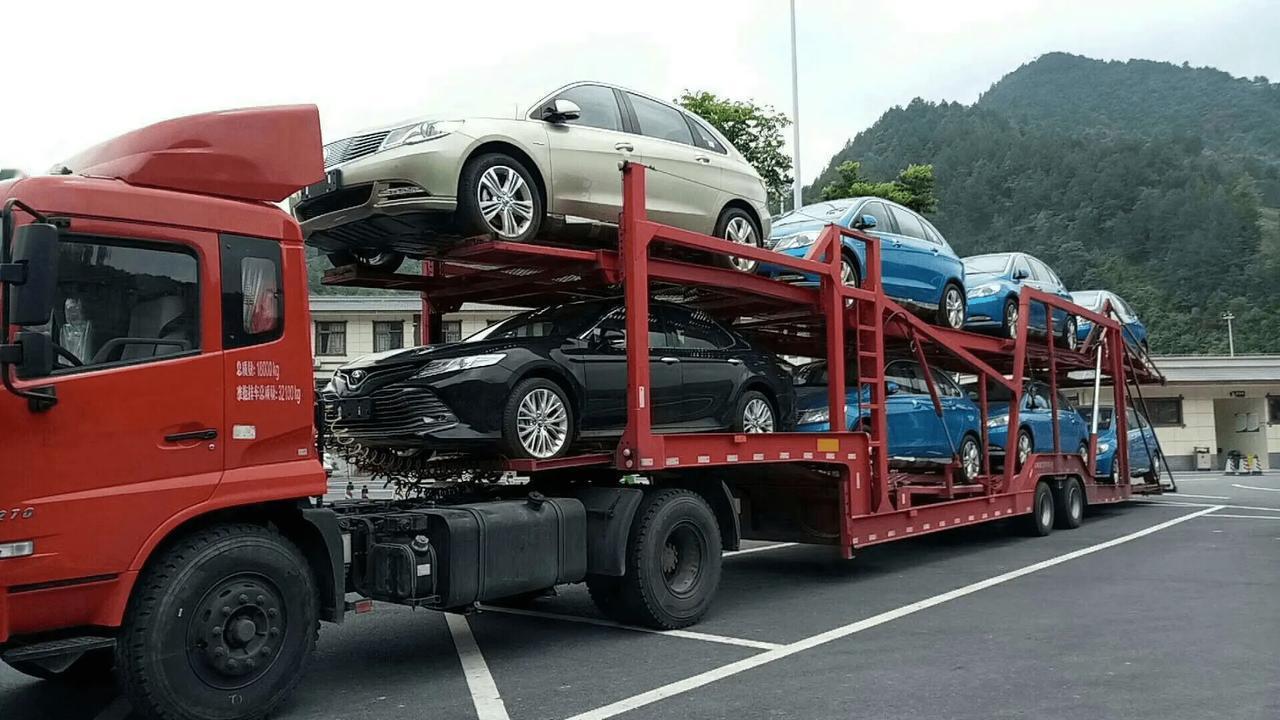 11月15日中午，多名司机朋友反映，浙江申嘉湖高速上，一辆满载新能源汽车的平板车