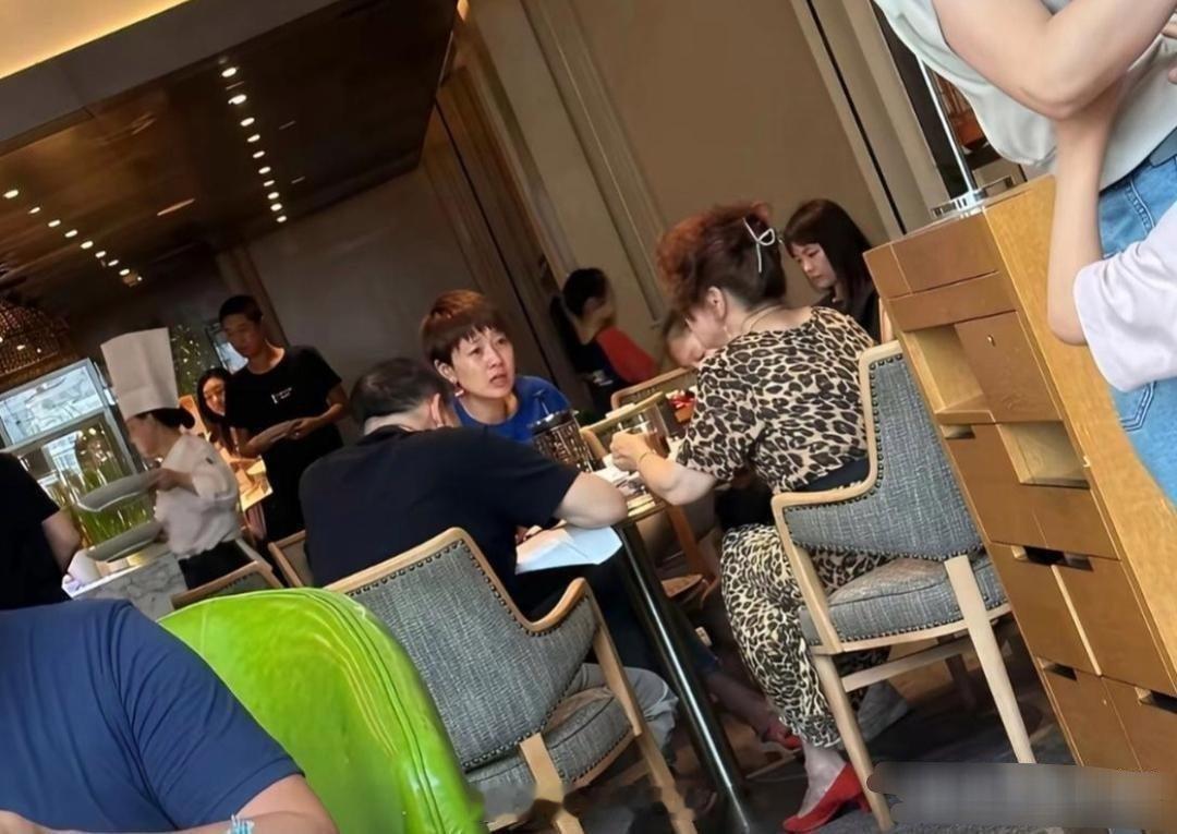 马伊琍和家人吃饭被偶遇，这状态年龄感也太强了，差点没认出来。