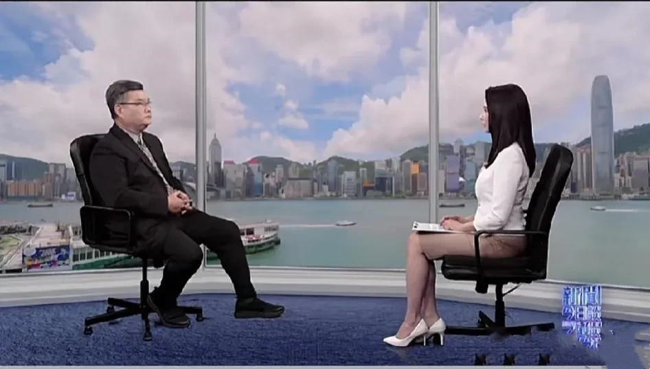 看新闻时光顾着看主持人了