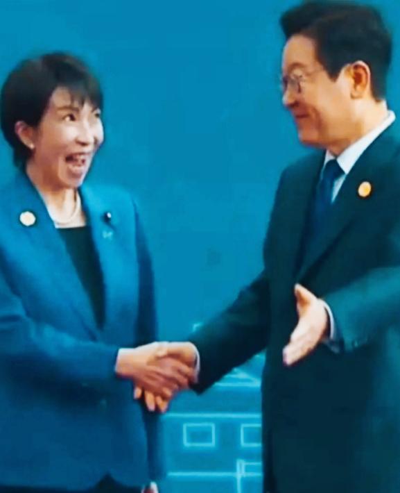 这是不是高市早苗外交场合的标志性表情？这夸张的表情是什么意思呢？这样的表情是