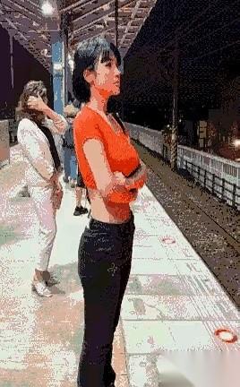 那一声“胸往前头靠靠！”喊出来，我旁边那姐们儿，脸唰一下就白了。她下意识就低头